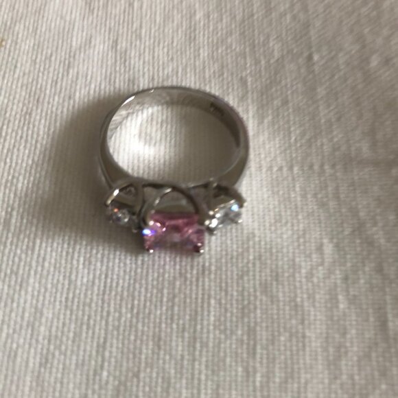 Pink Cubic zirconia ring - Picture 3 of 3